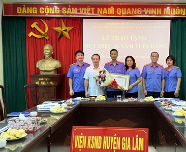 Chi bộ Viện KSND huyện Gia Lâm tổ chức Lễ trao tặng Huy hiệu 30 năm tuổi Đảng